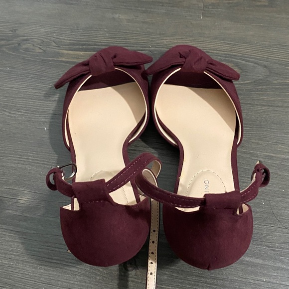 Bandolino Andora cranberry kitten heeled bow sandals faux suede - Picture 6 of 9